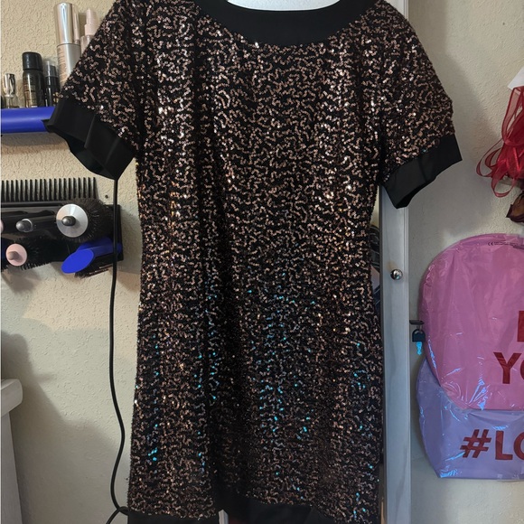 Backless Tied Sequin Dress - Picture 4 of 5